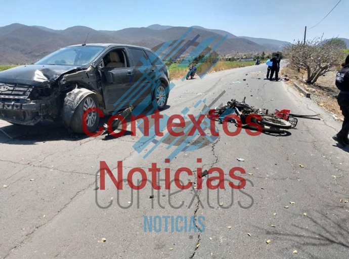 Muere tras impactarse con su motocicleta contra camioneta 